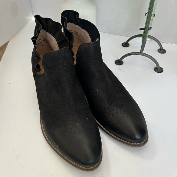 NWOT! Seychelles Black Leather Snare Ruffled Booties. Size 10 - Picture 6 of 11